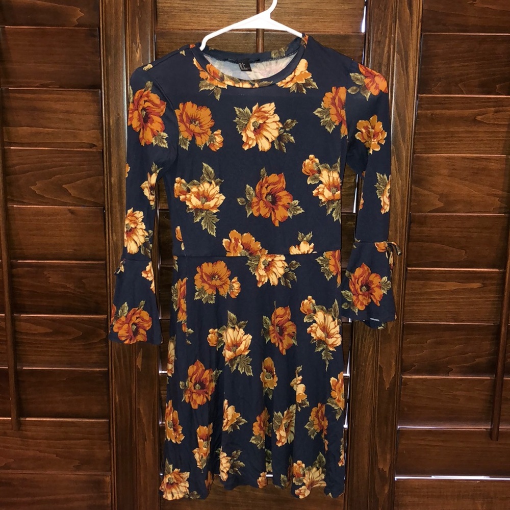 cute flowery long sleeve dress!